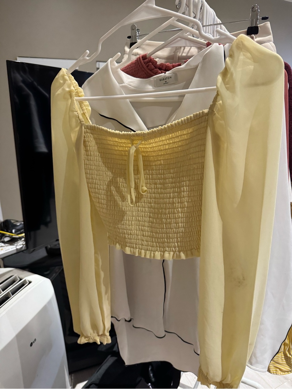 Aritzia Wilfred Saga Blouse Smocked Puff-Sleeve Crop Top - Yellow Size XS
